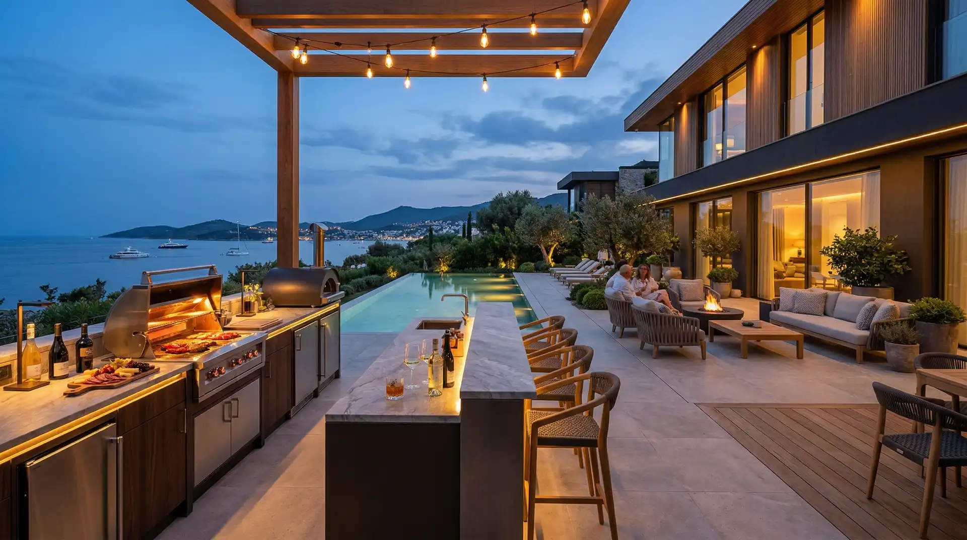 Una terraza exterior cubierta con asientos de estar sobre una piscina al anochecer