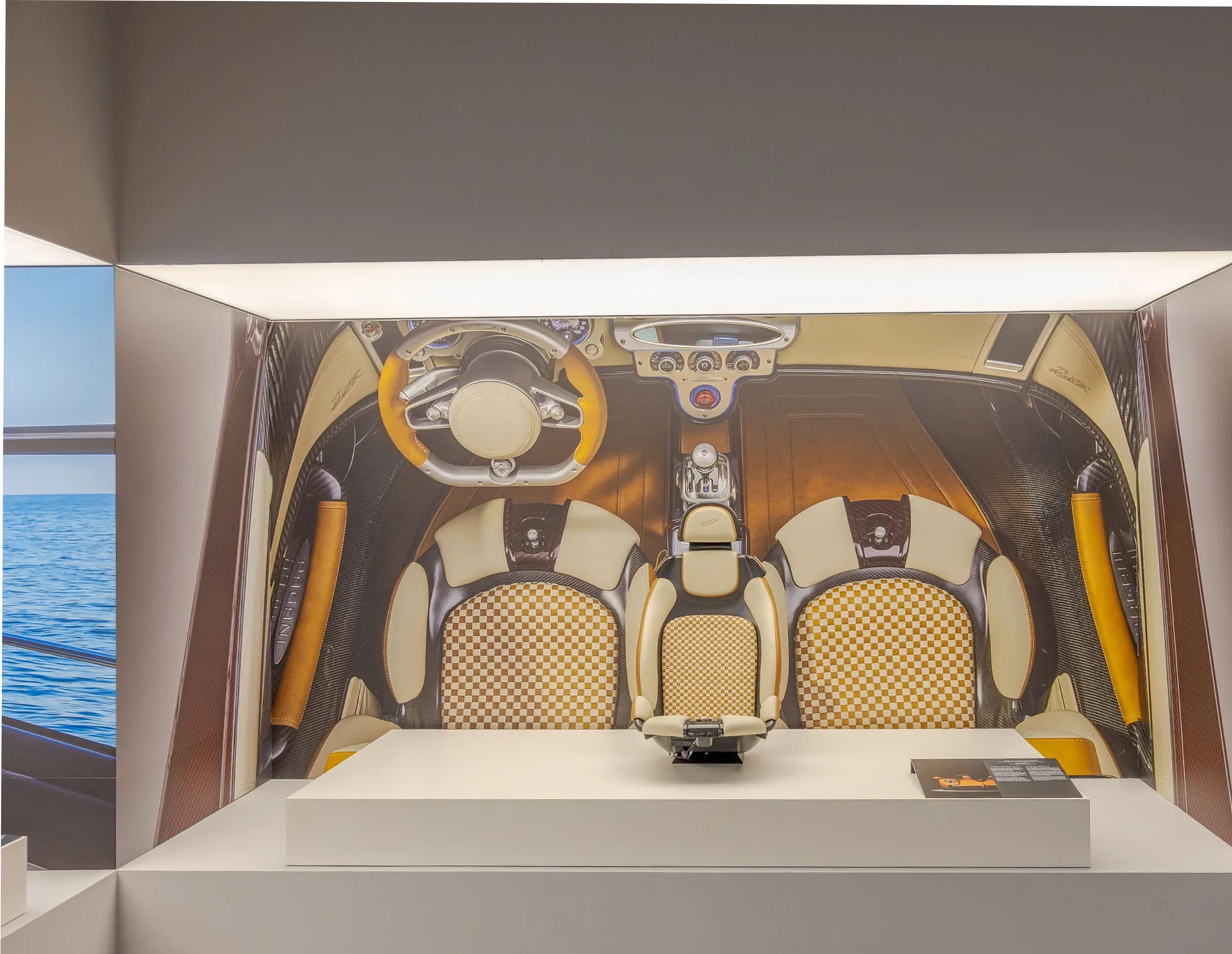 Instalación Poltrona Frau In Motion: interior de coche con asientos de piel en una vitrina iluminada