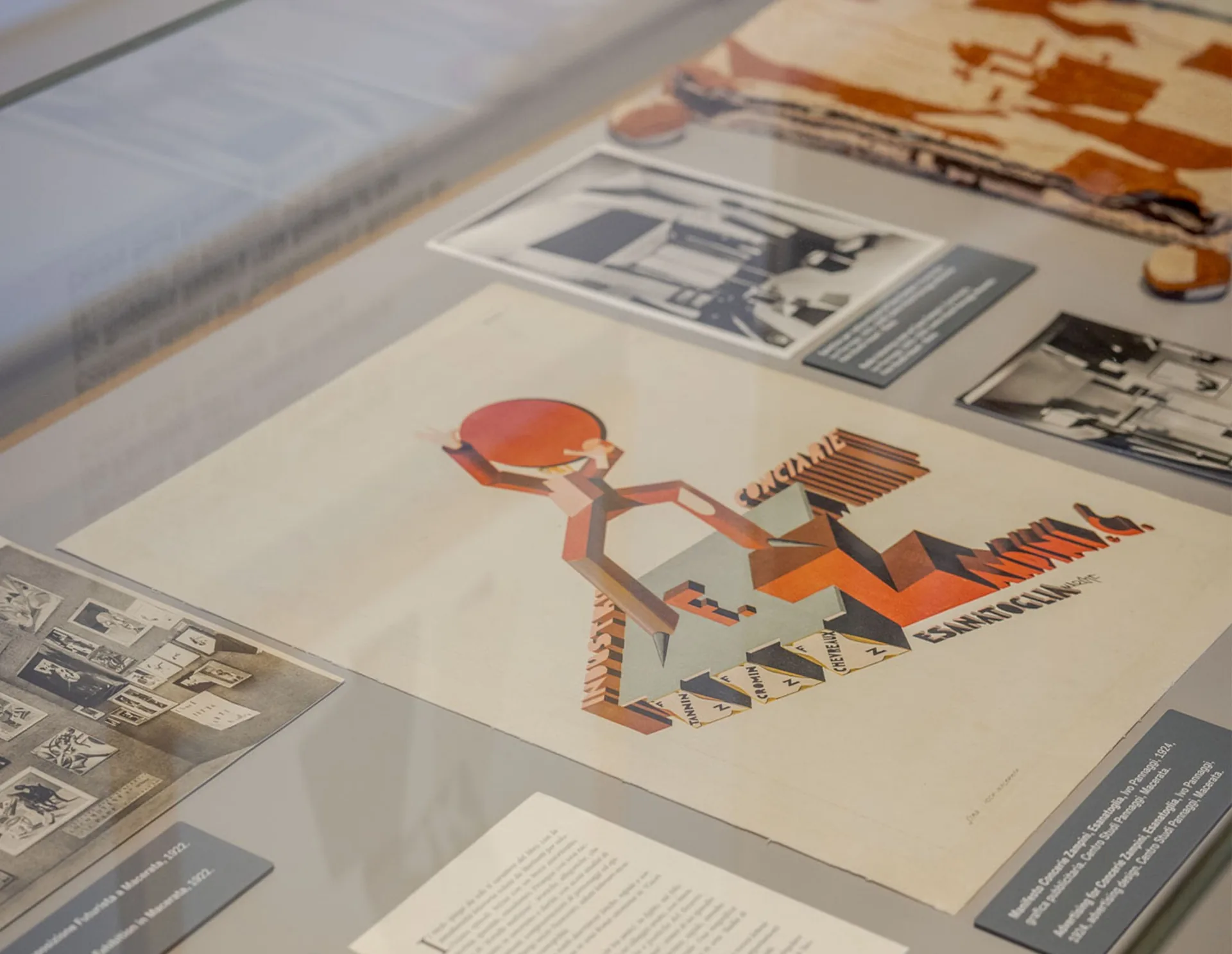 Poltrona Frau Museum: obras gráficas futuristas de Ivo Pannaggi en una vitrina