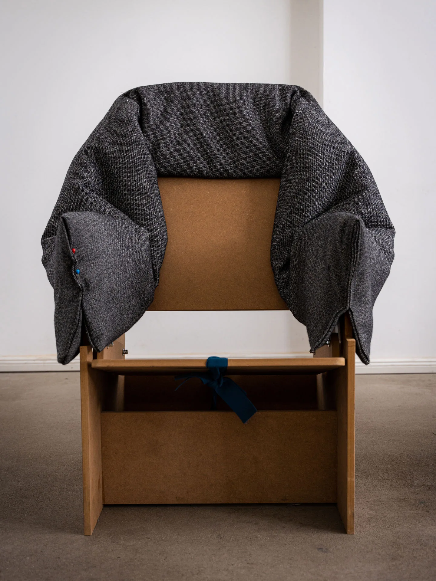 Vitra Bascule: funda de tela gris sobre una maqueta de madera de la butaca